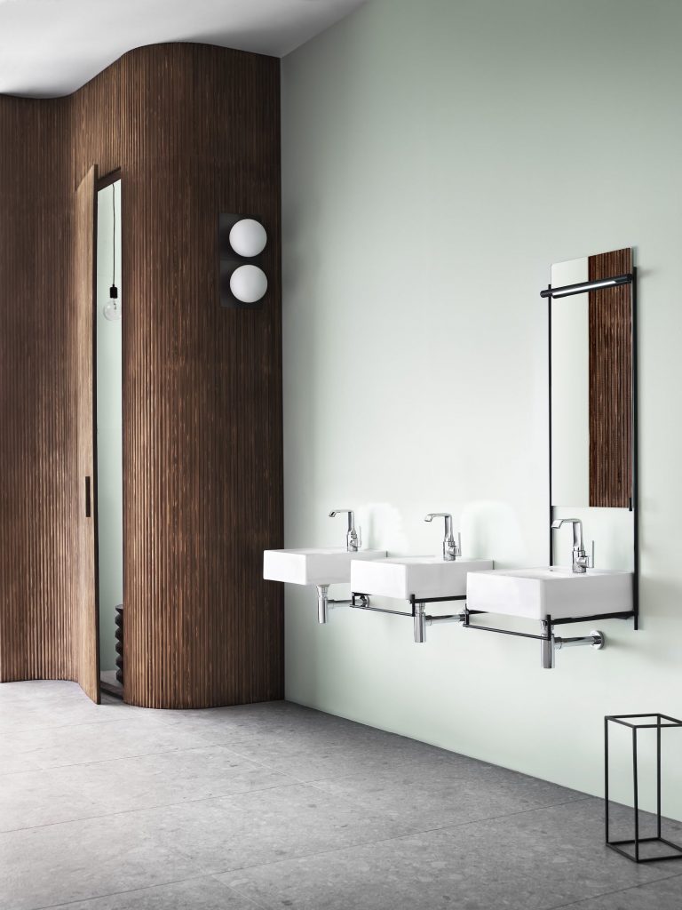 Bathroom with 3 sinks